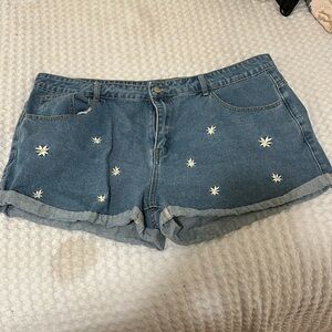 Shein 4xl curve daisy embroidered shorts